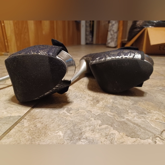 Black and Silver Lace Peep Toe Heels With Bow Size 7 1/2 - Picture 6 of 11
